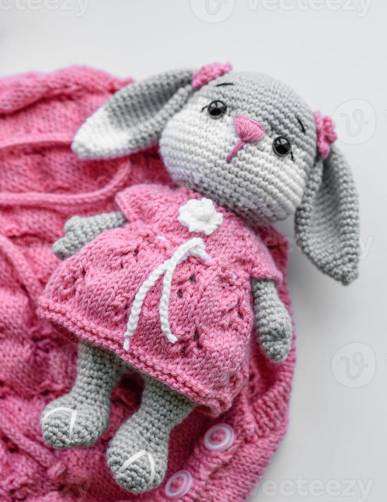 hermosa ropa tejida para bebés un juguete para un bebé recién nacido 11109764 Foto de stock en Vecteezy