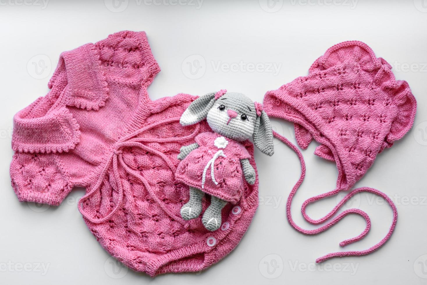 hermosa ropa tejida bebés y un juguete para un bebé recién nacido 11109960 Foto de en Vecteezy