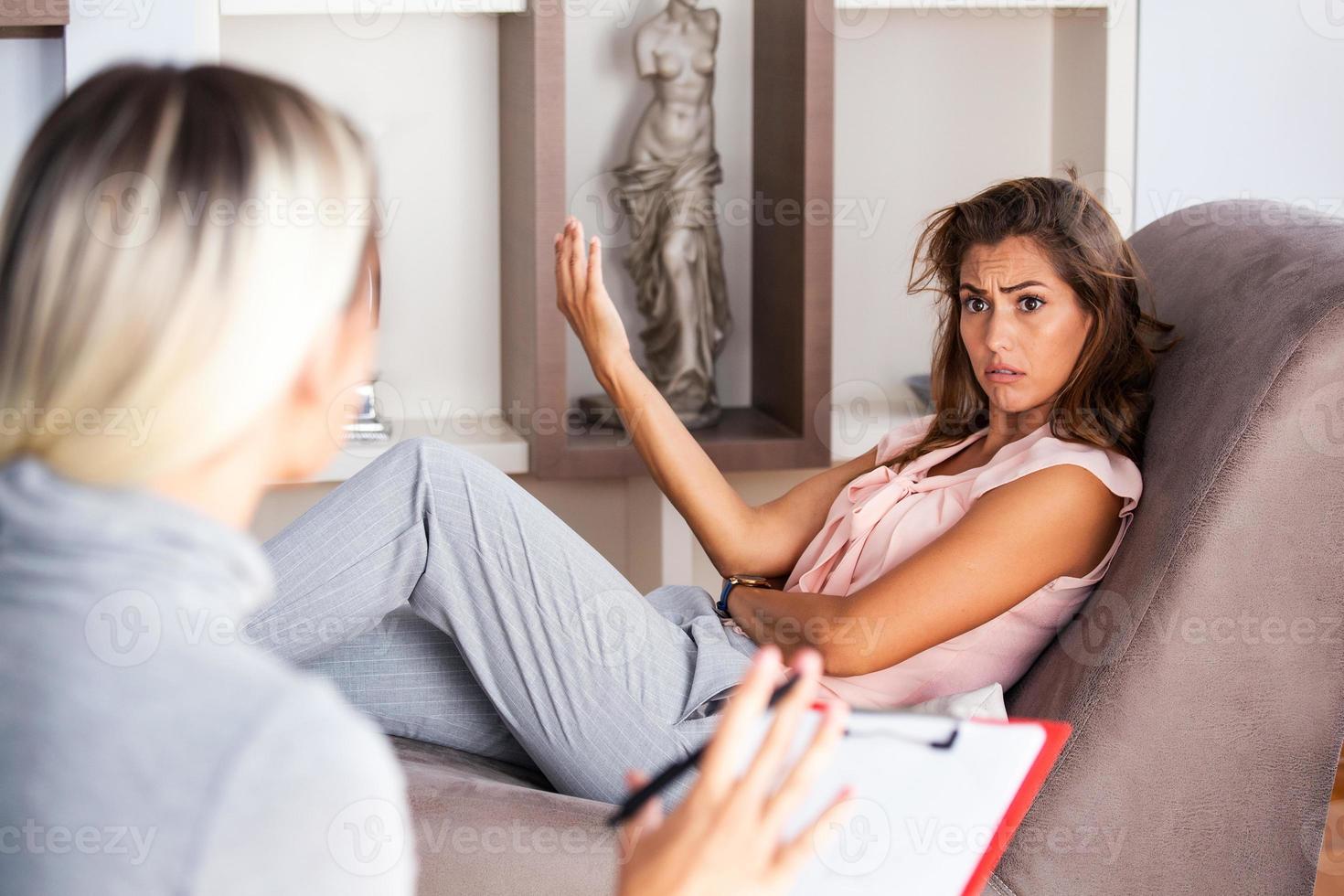 concepto de atención médica de un médico psicólogo profesional que consulta en una sesión de psicoterapia o asesora en el diagnóstico de salud. foto