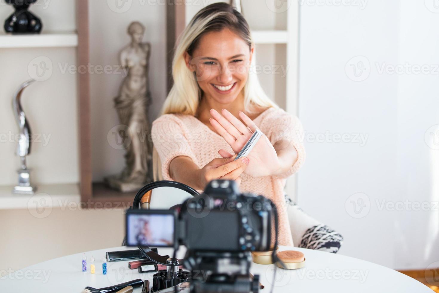 hermosa mujer natural belleza profesional vlogger o blogger transmisión en vivo tutorial de maquillaje cosmético video clip viral por cámara compartida en las redes sociales foto