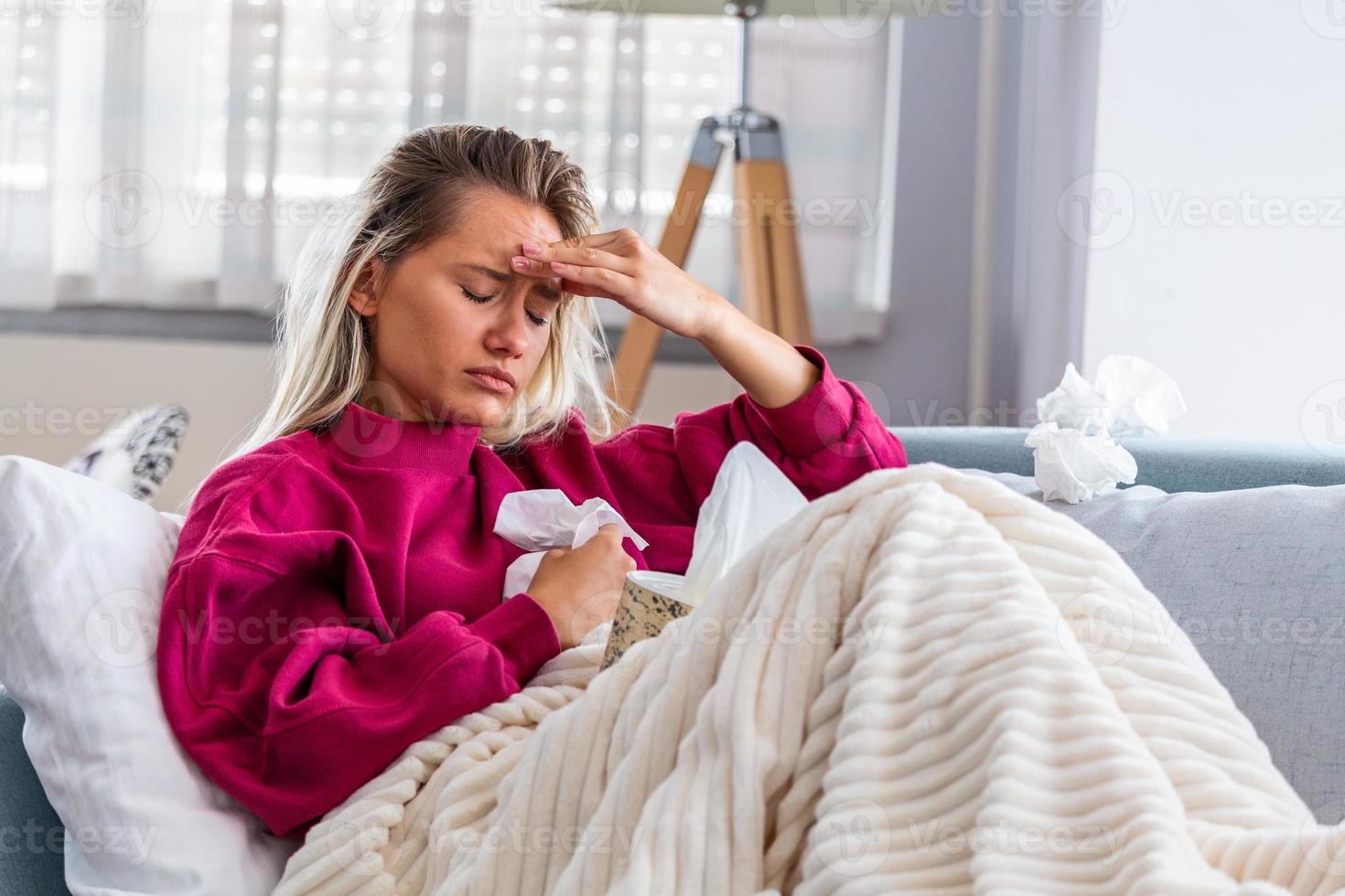 día de enfermedad en casa. la mujer rubia tiene coronavirus o resfriado común. tos. primer plano de una hermosa joven que se resfrió o se enfermó de la gripe. retrato de una niña malsana que siente dolor en la garganta. foto