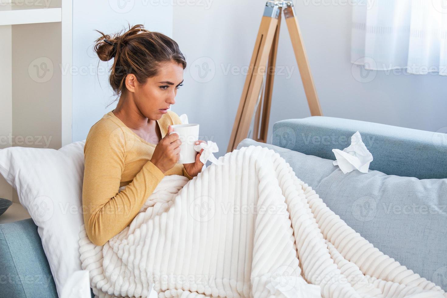 una mujer enferma y desesperada tiene gripe. rinitis, resfriado, enfermedad, concepto de alergia. una mujer bastante enferma tiene secreción nasal, se frota la nariz con un pañuelo. mujer estornudando. foto