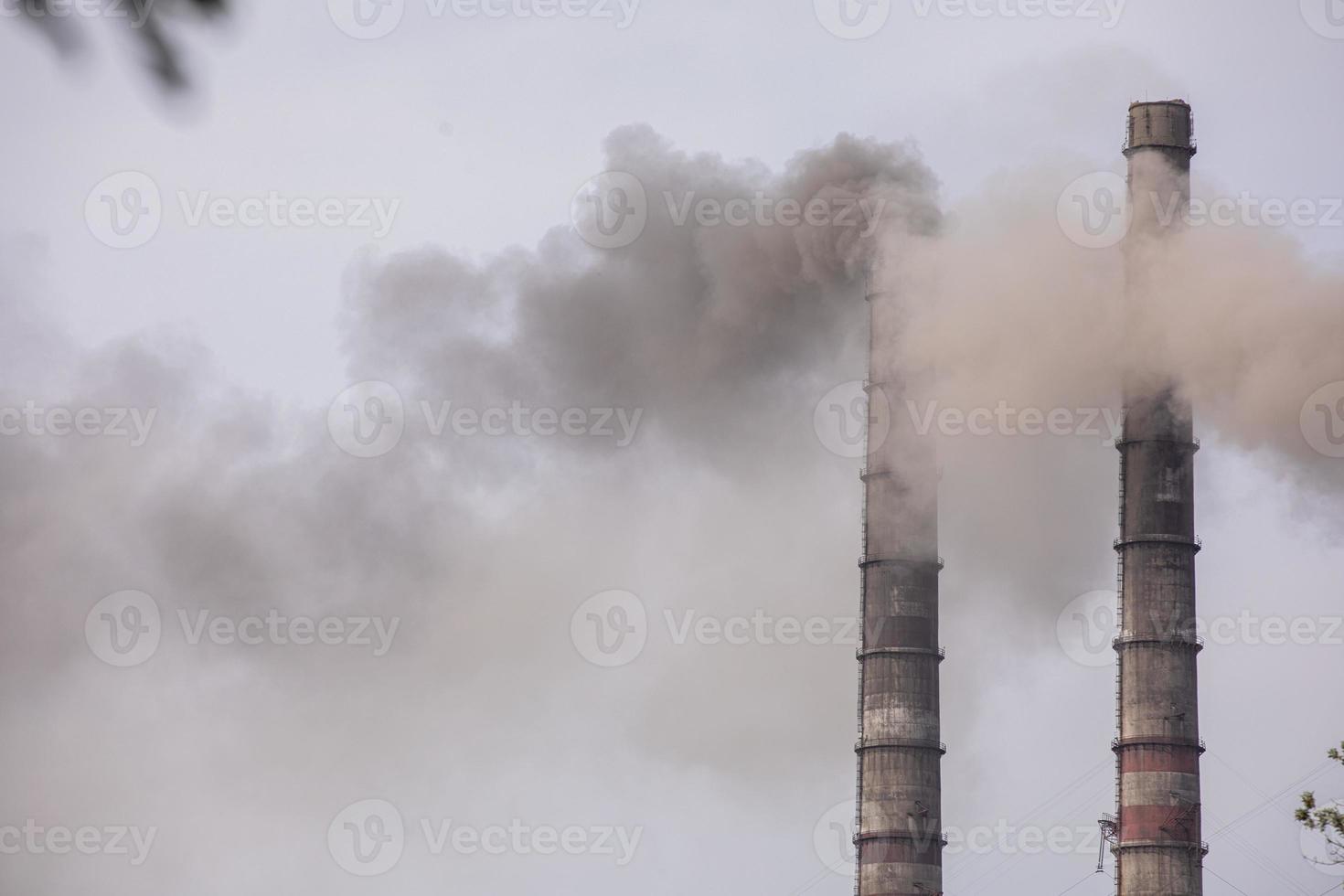 humo de las tuberías de la estación de calor. enfoque selectivo.. foto