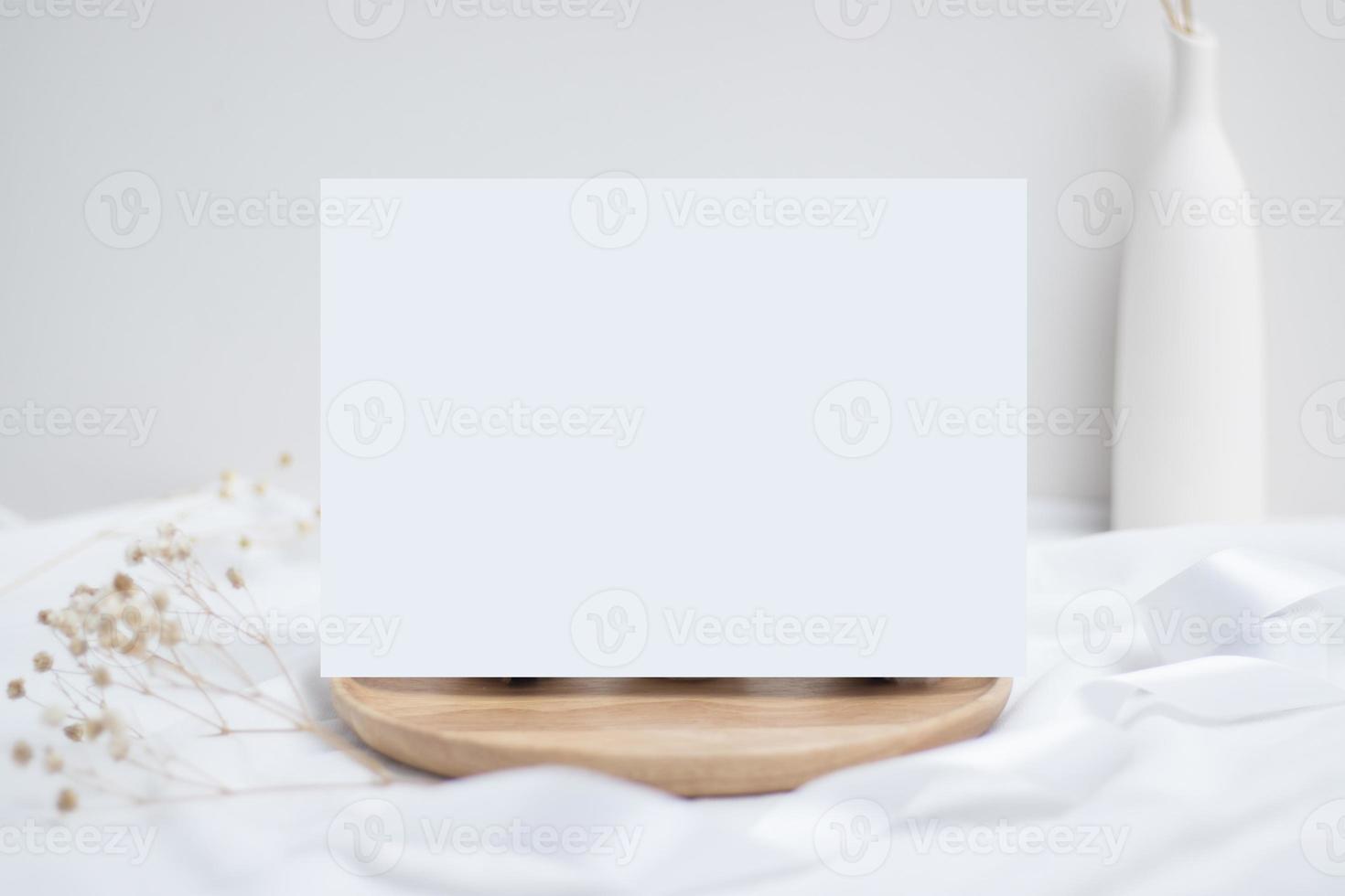 maqueta de tarjeta de felicitación con flor de algodón y sobre artesanal, tarjetas de boda. maqueta de tarjeta de cumpleaños para plantilla foto