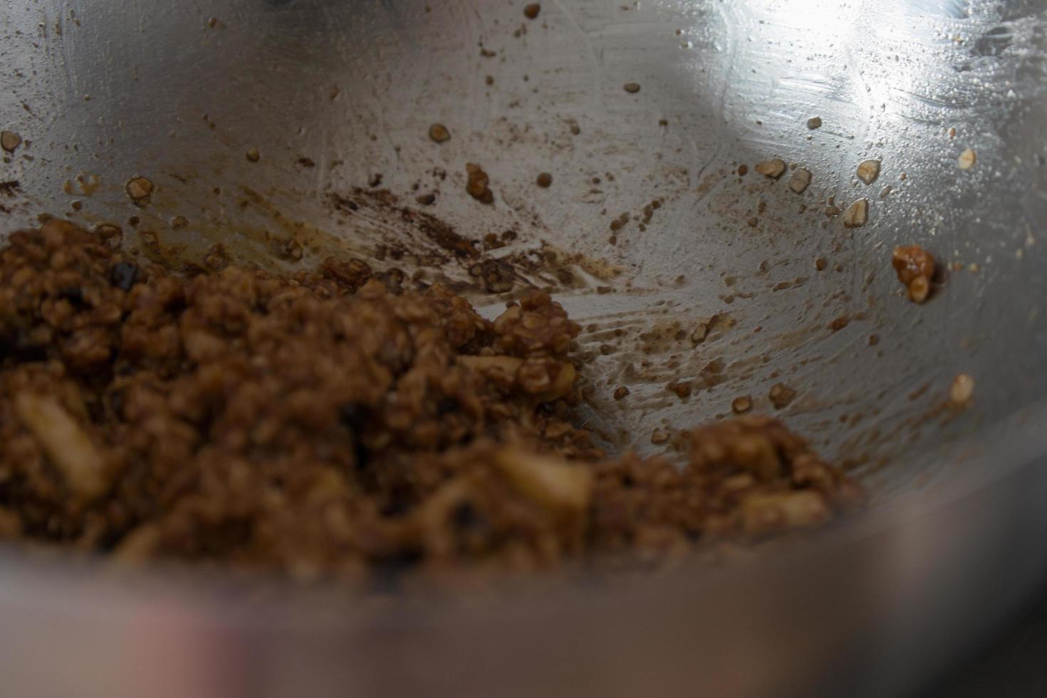 primer plano de un tazón mientras prepara masa para galletas foto