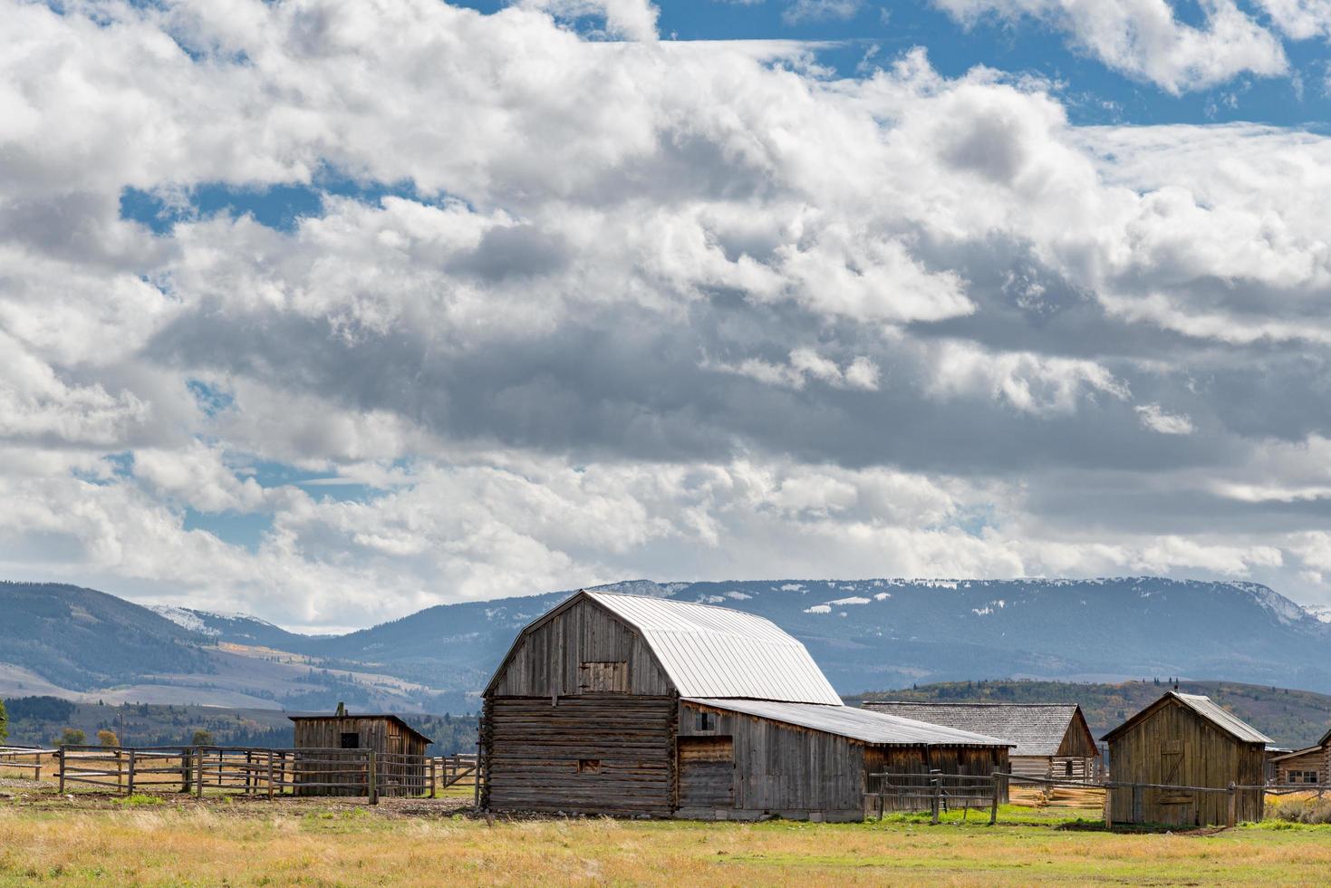 jackson, wyoming, estados unidos - 1 de octubre de 2013. granero de madera y dependencias cerca de jackson wyoming el 1 de octubre de 2013 foto