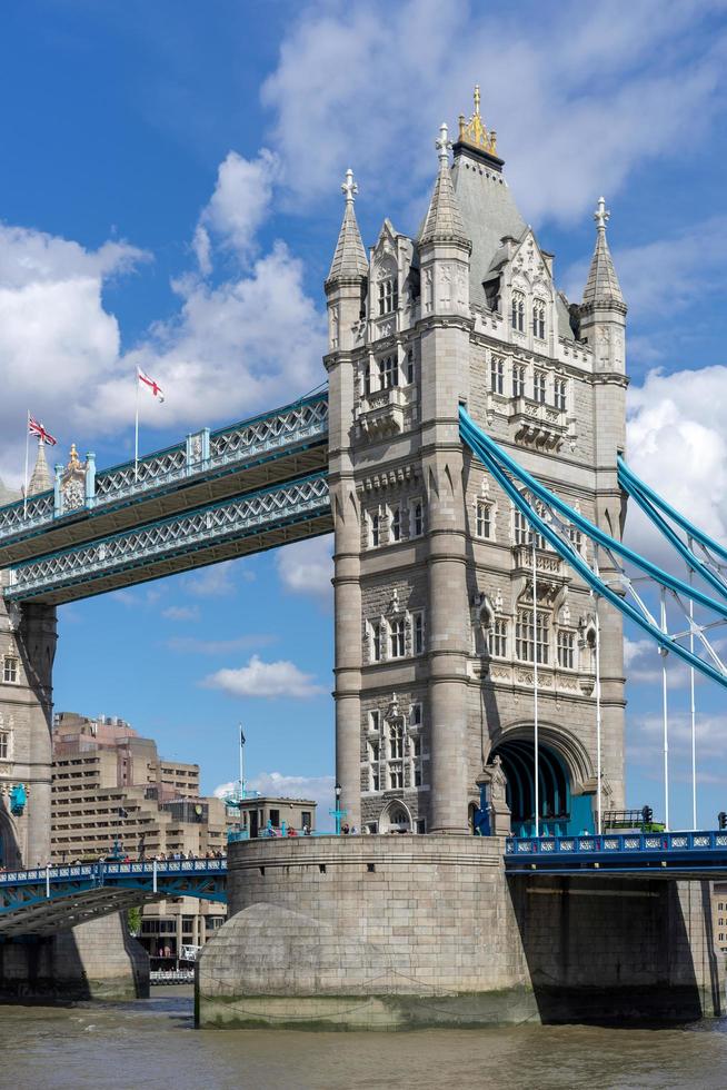 Londres, Reino Unido. puente de la torre sobre el río támesis foto