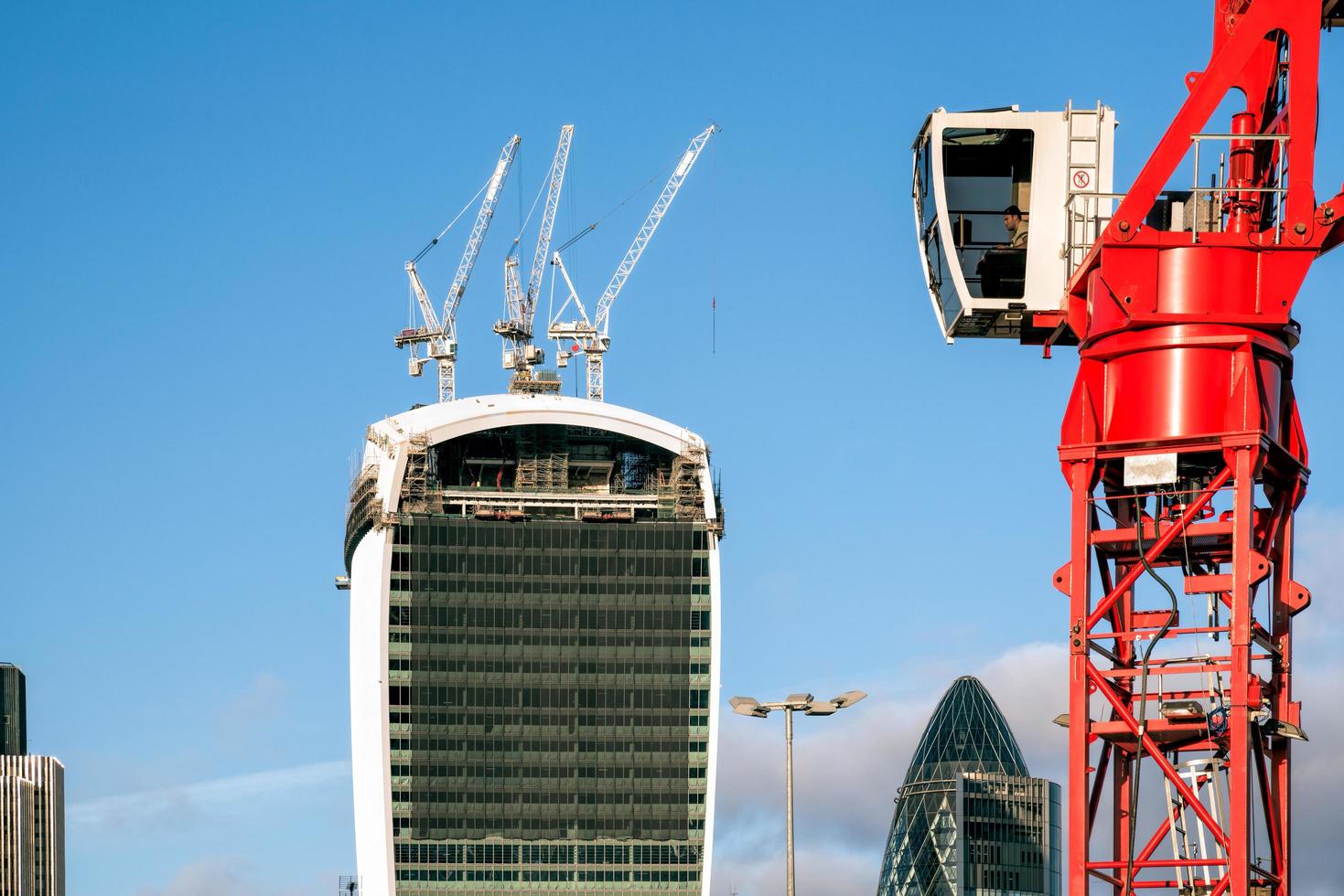 Londres, Reino Unido. grúa roja operando en londres foto