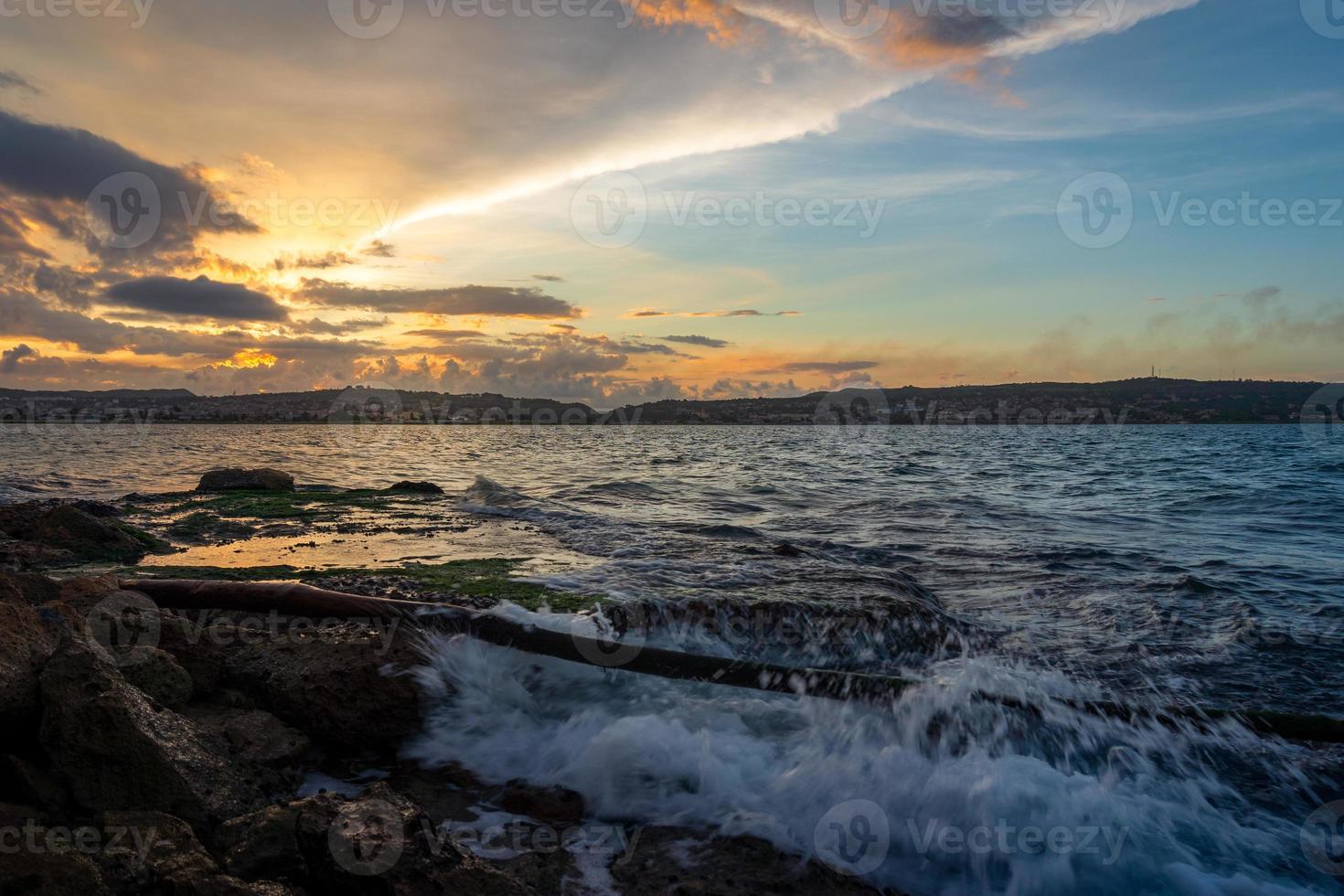 atardecer en la bahia de matanzas. foto