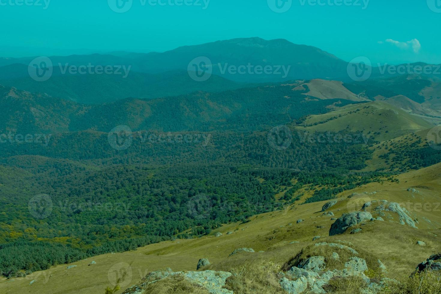 hermoso paisaje natural y montaña. cielo azul. armenia, provincia de lori foto
