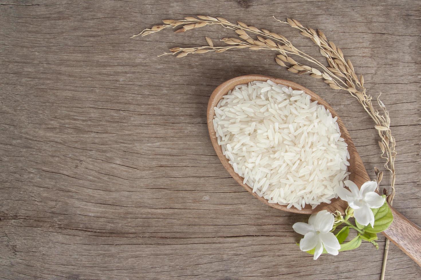 la vista superior del arroz jazmín es arroz famoso en tailandia sobre fondo de mesa de madera. foto