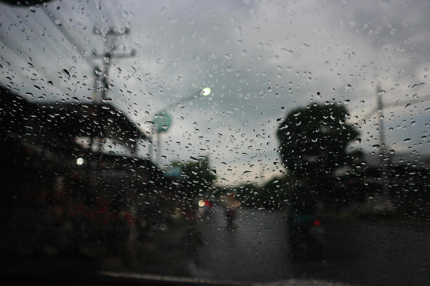 imagen borrosa de gotas de lluvia en el parabrisas. foto