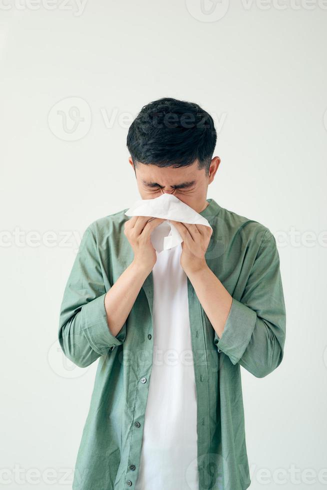 el hombre hace una cura para el resfriado común foto