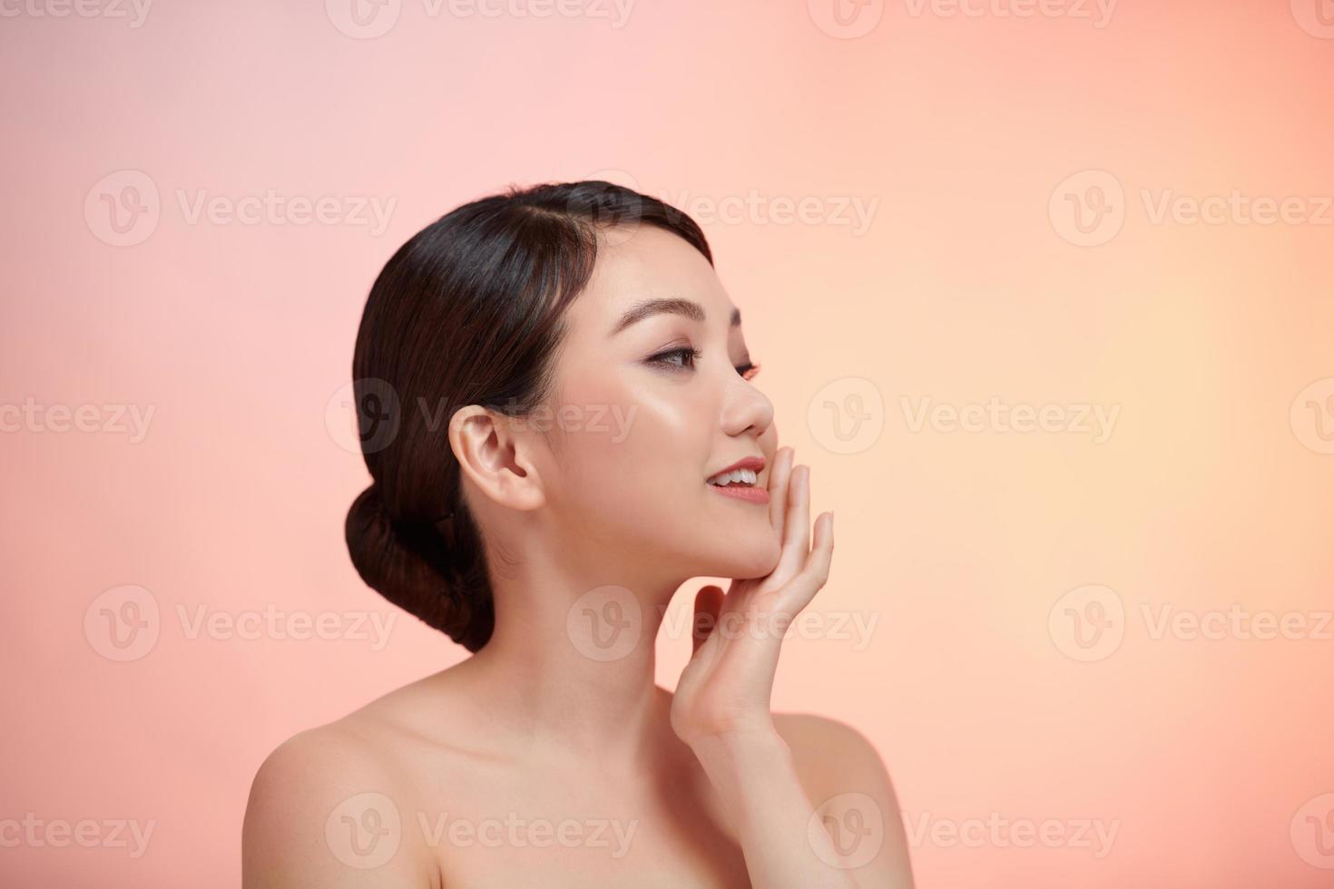 retrato de mujer joven asiática. cuidado de la piel, tratamiento de belleza y concepto de spa. foto