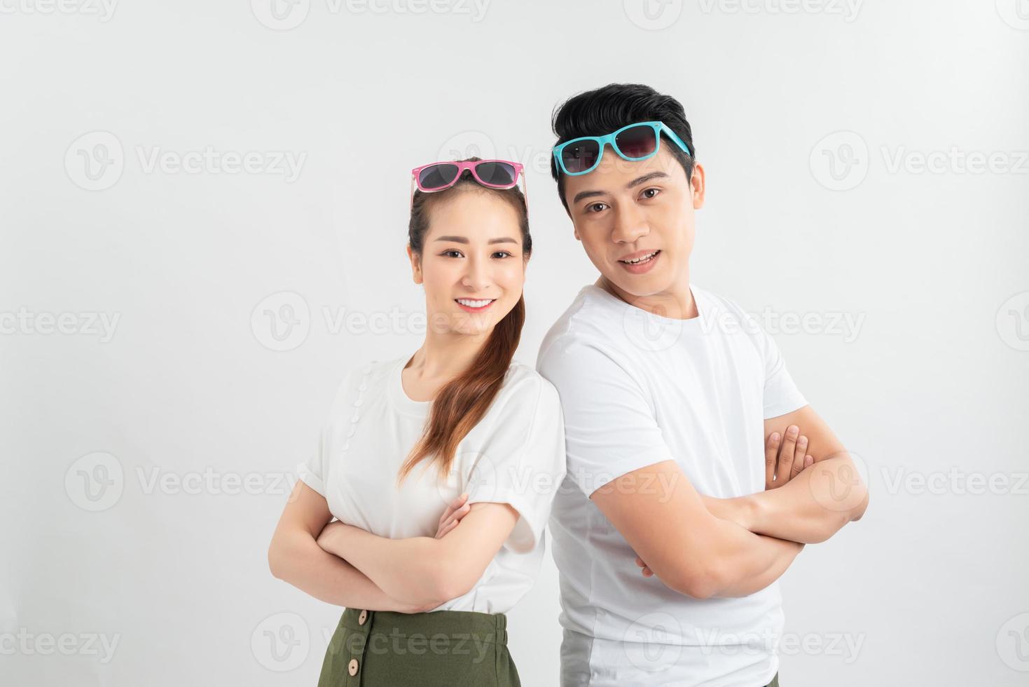 pareja joven sonriendo a la luz sobre un fondo claro foto