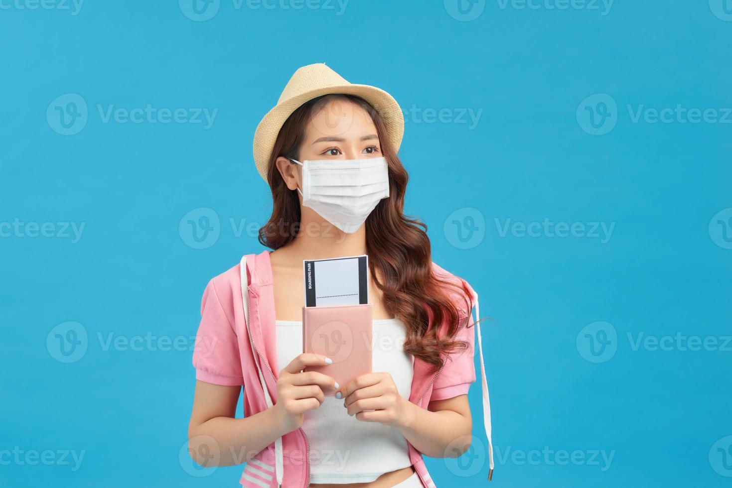 una viajera con una máscara protectora médica en la cara foto