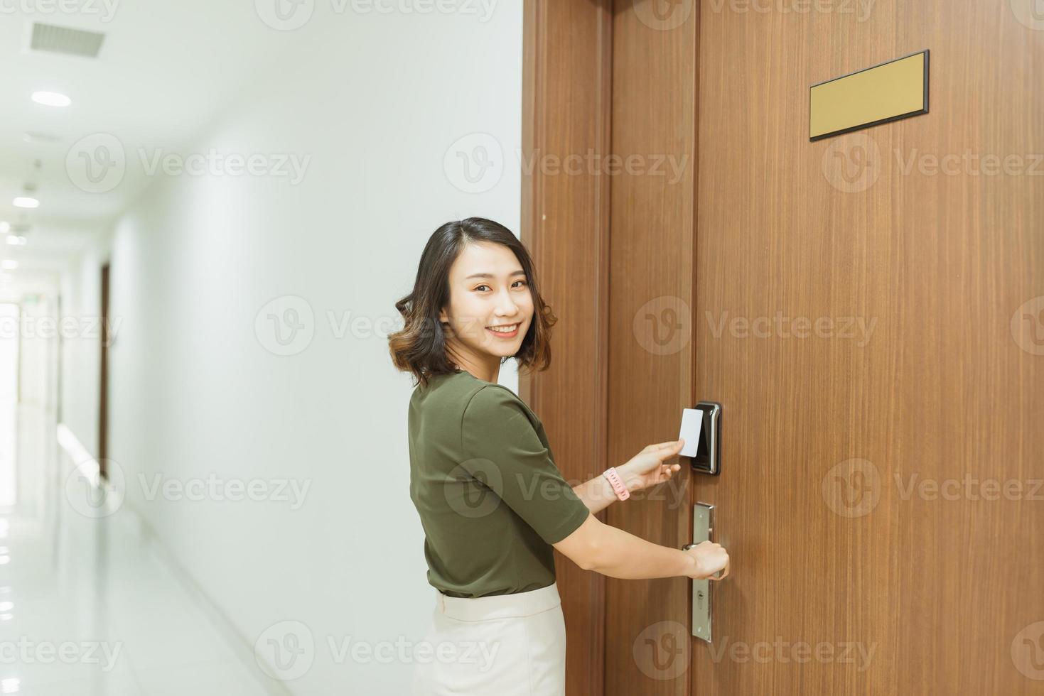 using electronic card key for access photo