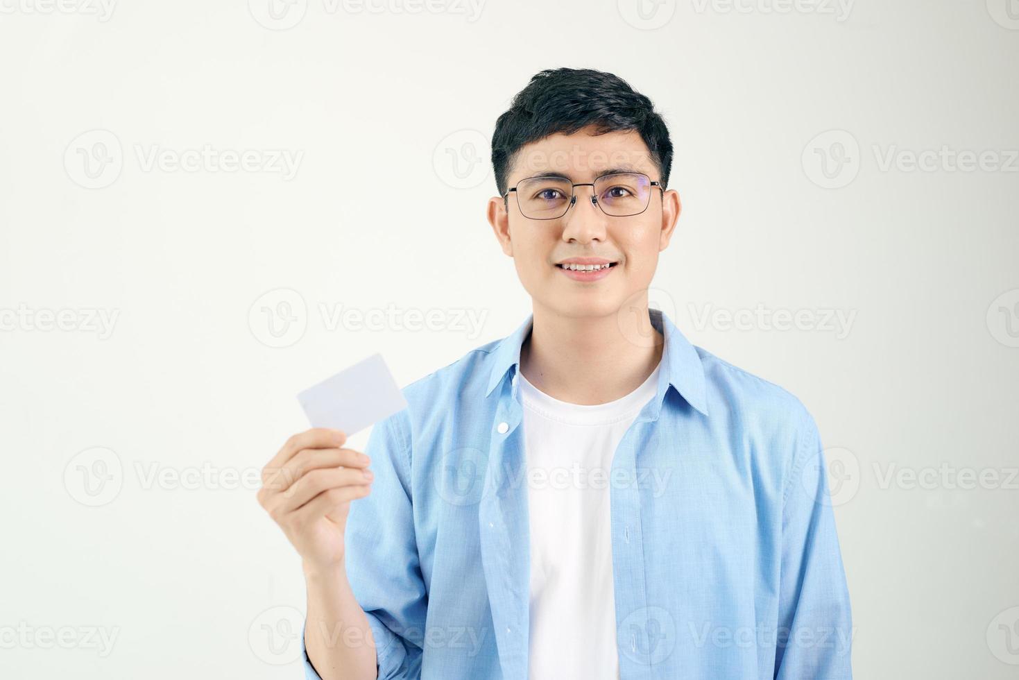 apuesto hombre de negocios sosteniendo una tarjeta de presentación en blanco aislado sobre fondo blanco, asiático foto