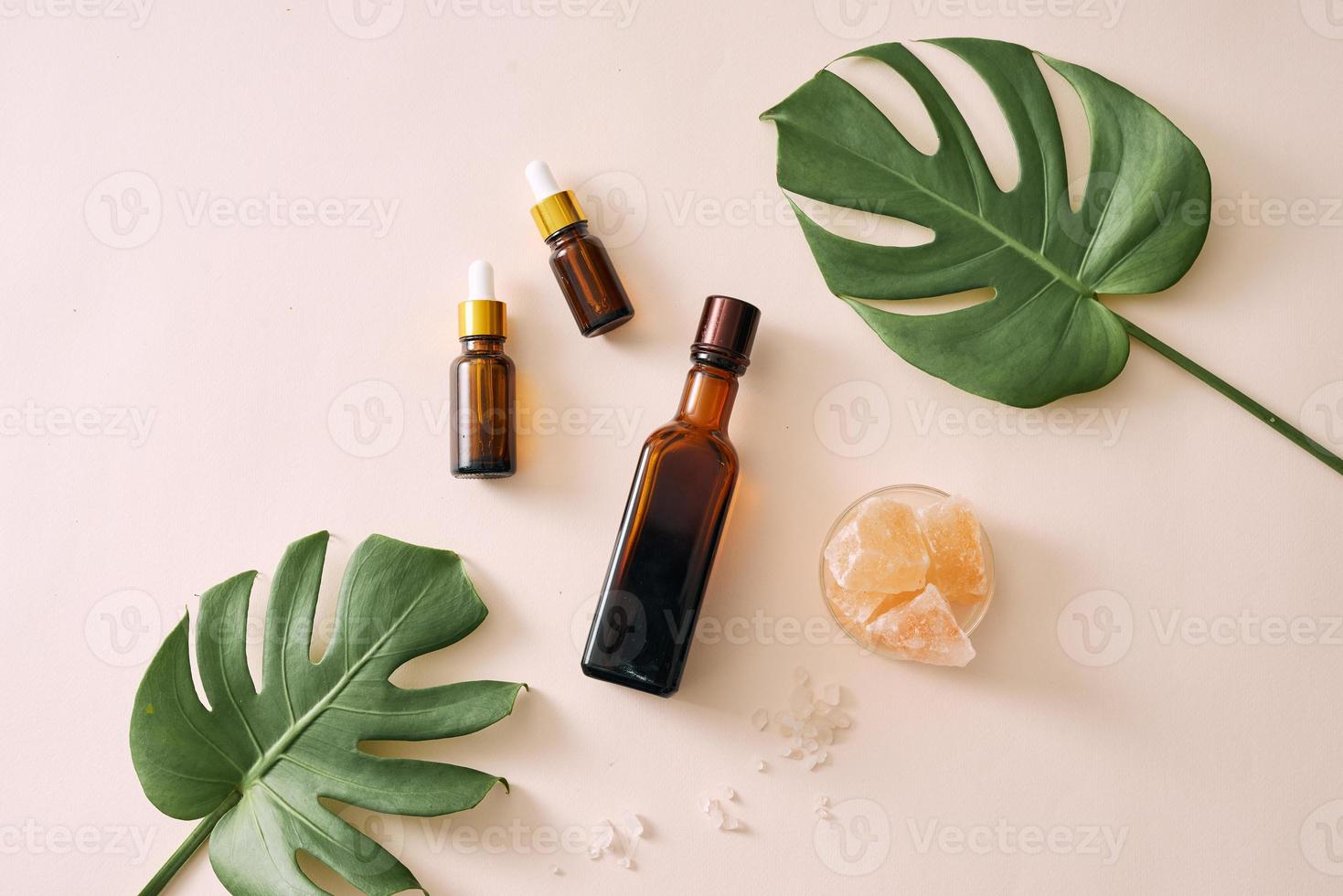 Cuidado de la piel de naturaleza cosmética y aromaterapia de aceites esenciales. Producto de belleza de ciencias naturales orgánicas. Medicina alternativa a base de hierbas. Bosquejo. foto