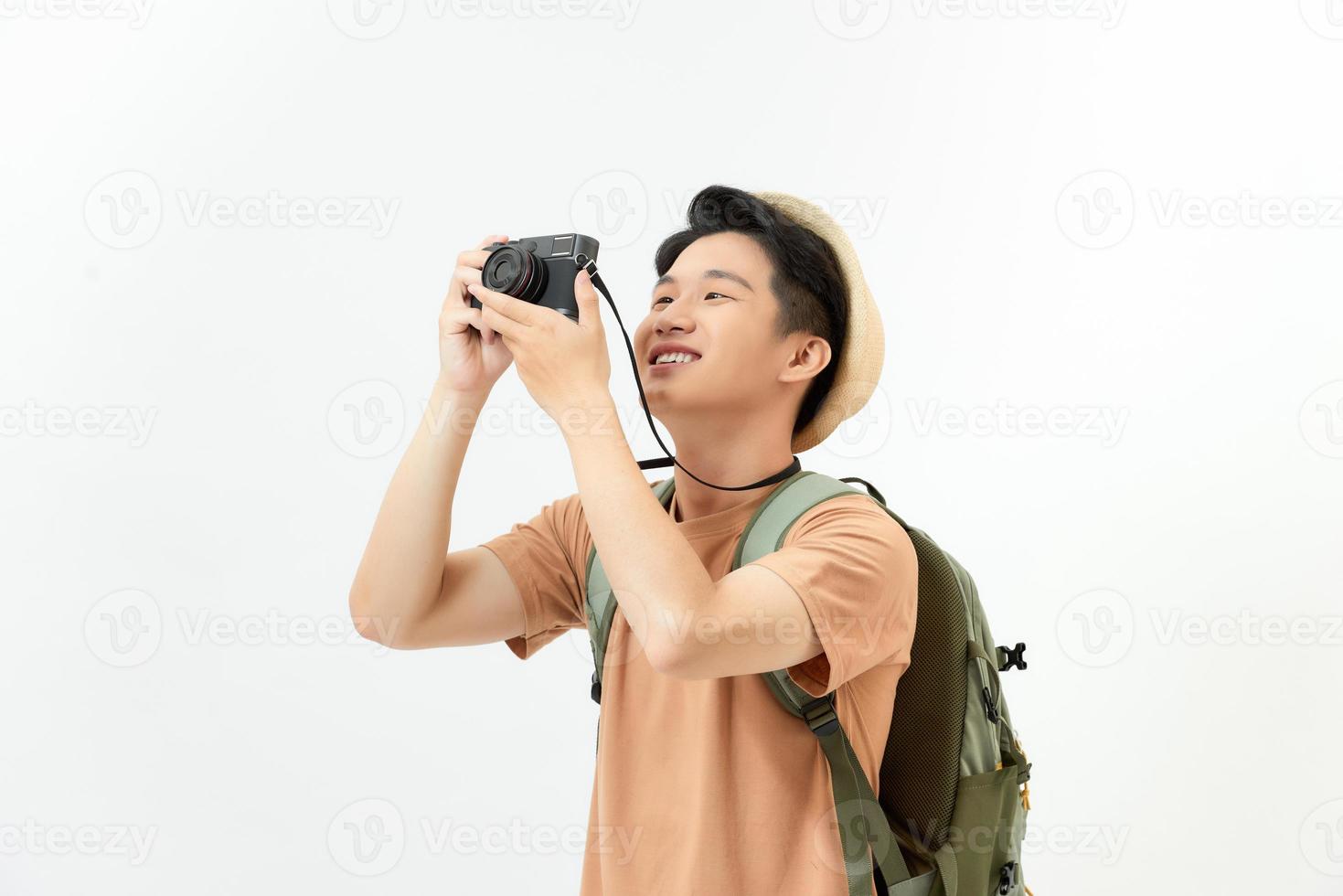 viajero sonriente turista con ropa amarilla de verano con cámara fotográfica aislada foto