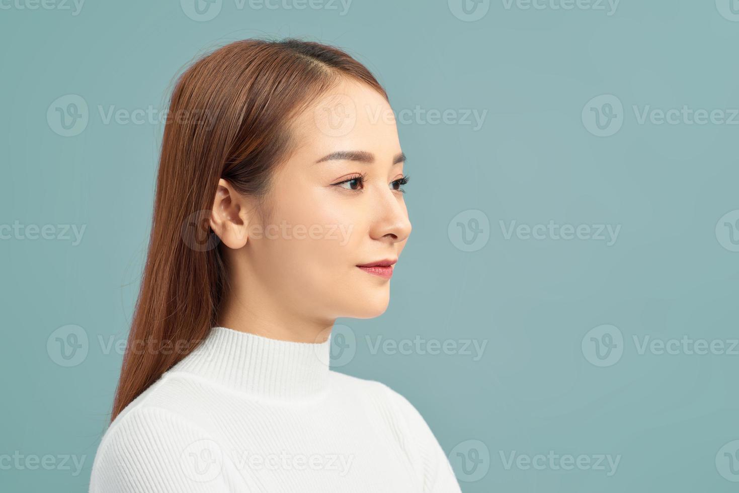 joven mujer de negocios bonita asiática cerca de retrato. foto