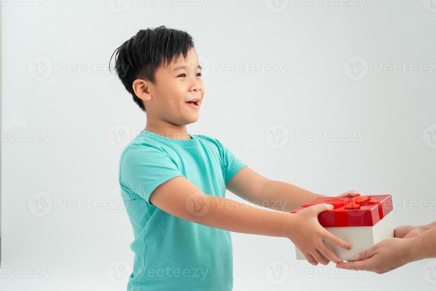 niño da regalo de caja negra, para niña o madre, día de san valentín, día de la madre foto