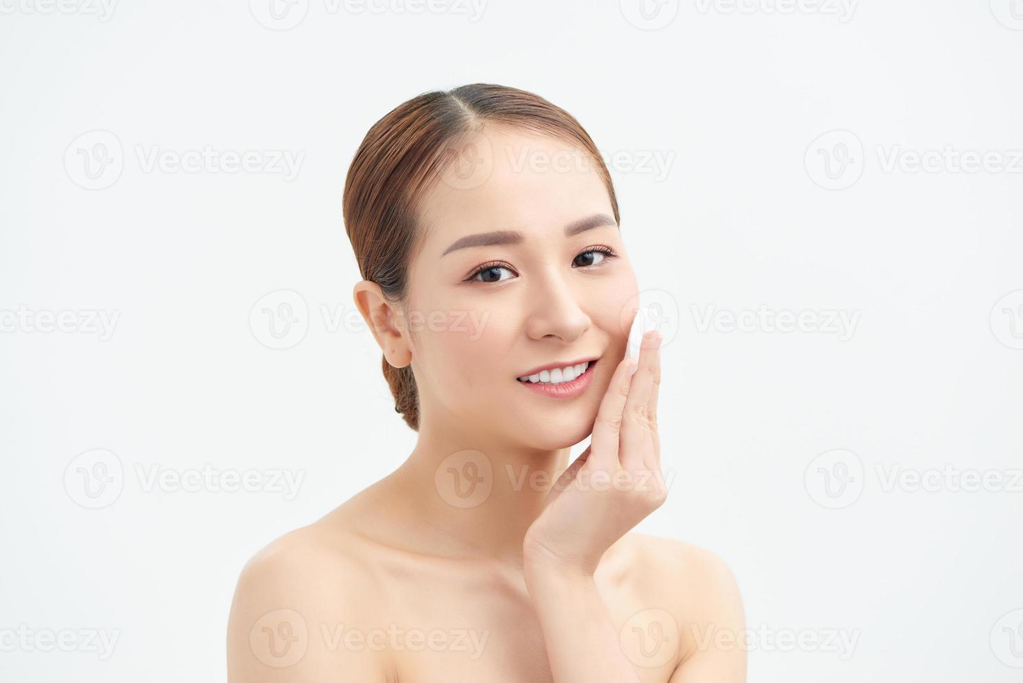 almohadilla de algodón mujer quitar maquillaje piel limpia foto