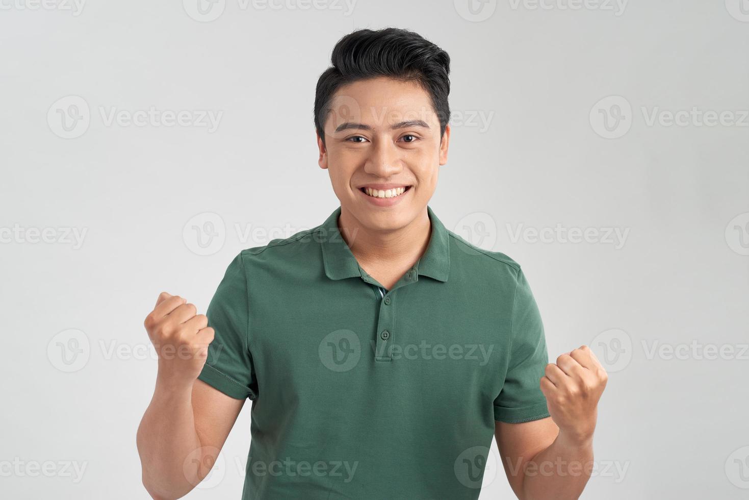 joven apuesto sobre un fondo aislado celebrando loco y loco por el éxito con los brazos levantados. concepto de ganador foto