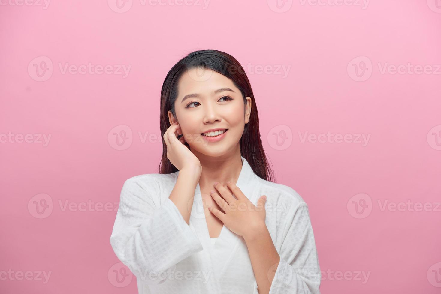 piel limpia cara de mujer primer plano concepto cosmético aislado en blanco hermosa belleza femenina foto