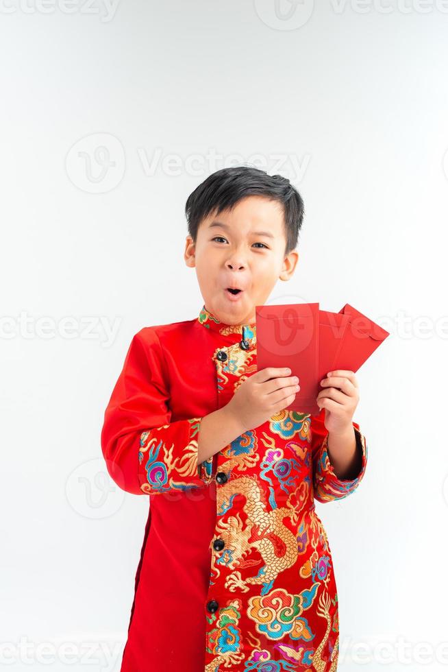 niño vietnamita sosteniendo sobres rojos para tet. la palabra significa doble felicidad. es el regalo en el año nuevo lunar o en las vacaciones de tet en un fondo aislado foto