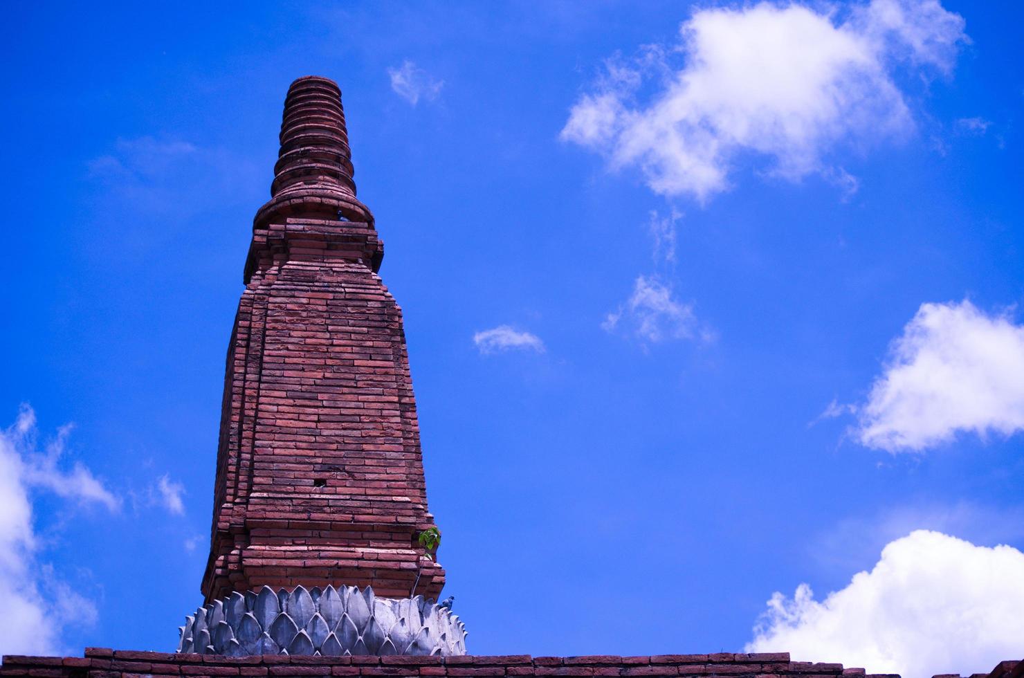 la parte superior de la pagoda está hecha de ladrillos viejos. foto