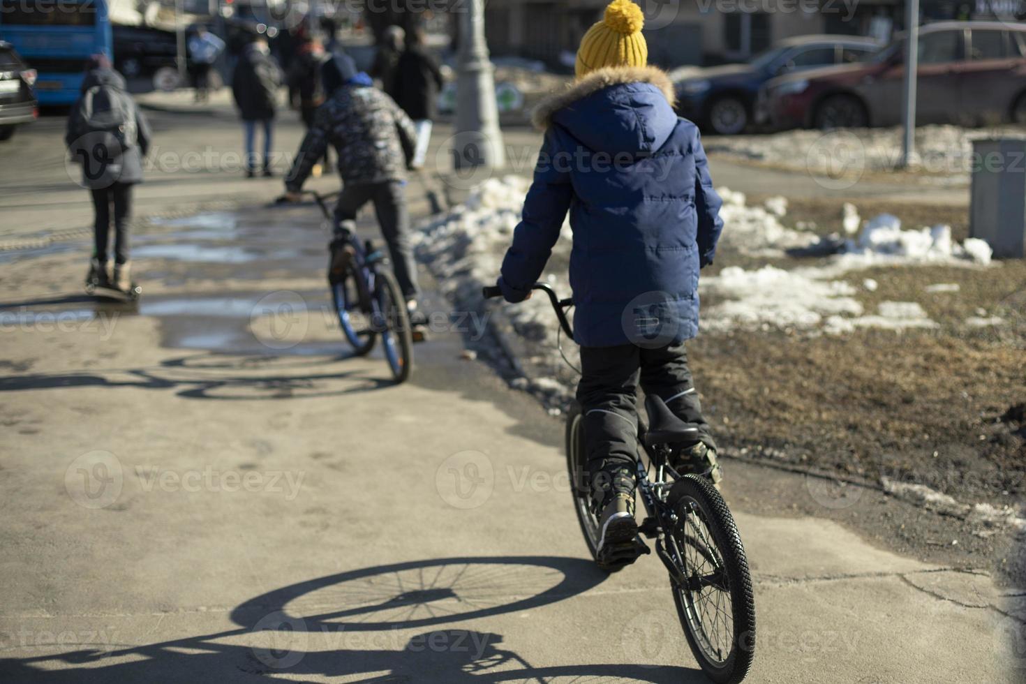 niño en bicicleta. paseo infantil por la ciudad. foto