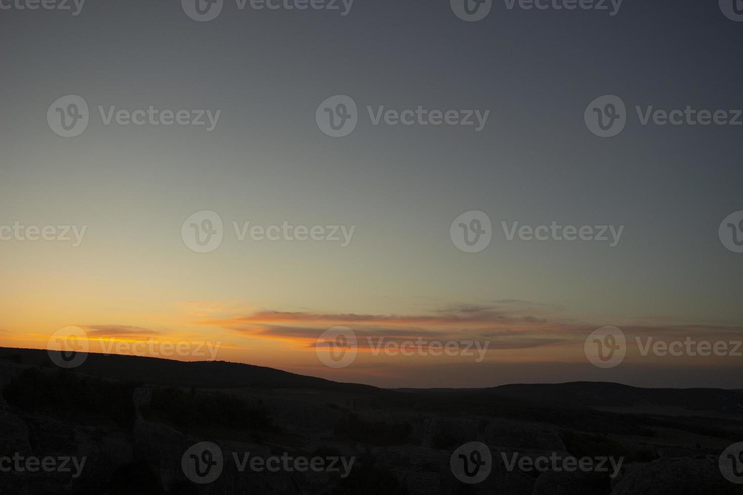 cielo durante la puesta de sol. hermoso paisaje en la noche. foto