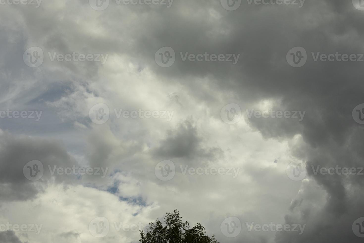 nubes de lluvia en el cielo. va a llover. nubes grises foto