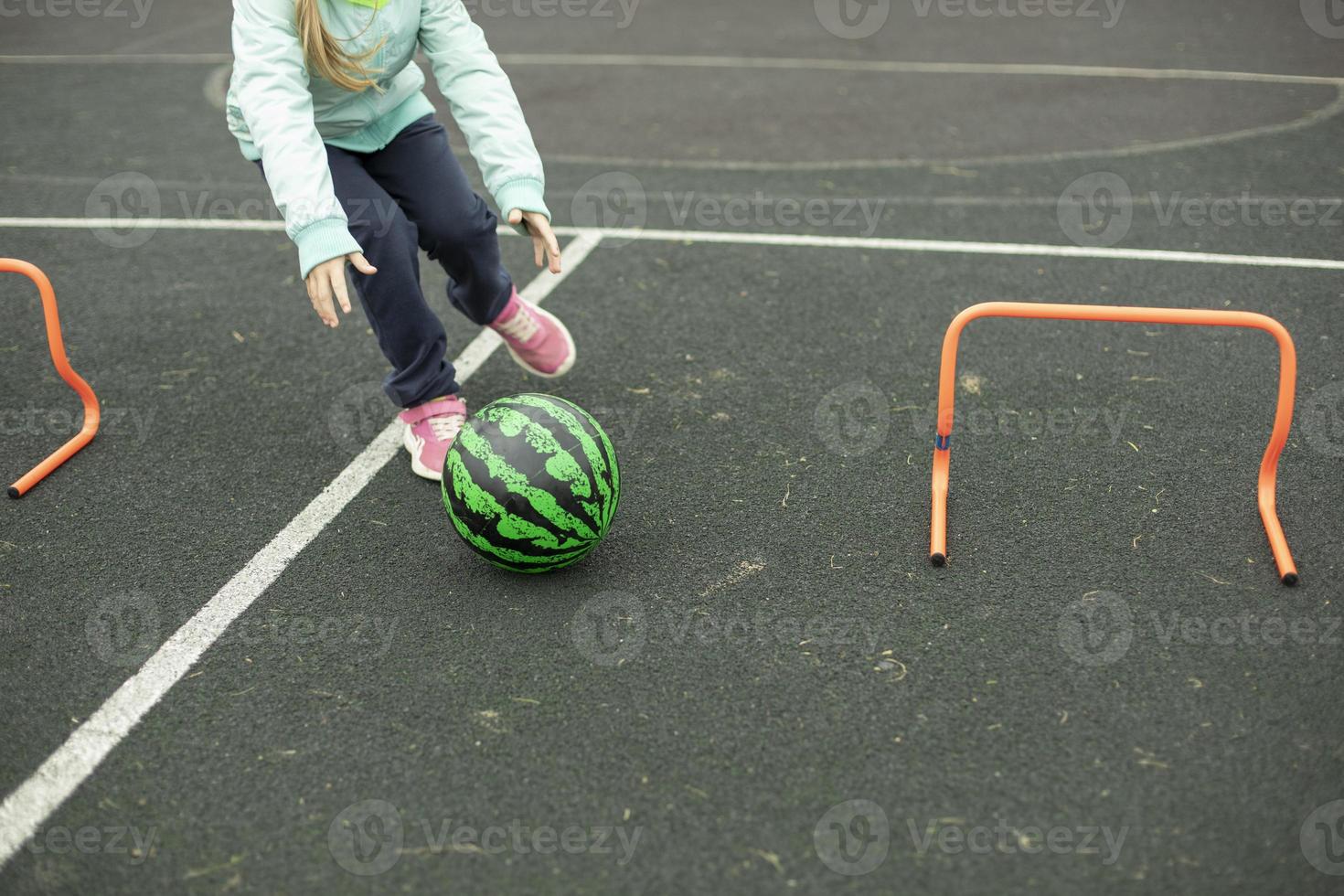 relevo para niños. juego de deportes. los niños hacen rodar carne en el patio de recreo. diversión en verano. foto