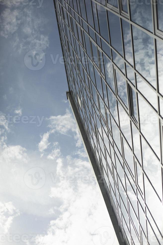 edificio contra el cielo. estilo moderno de la arquitectura. foto