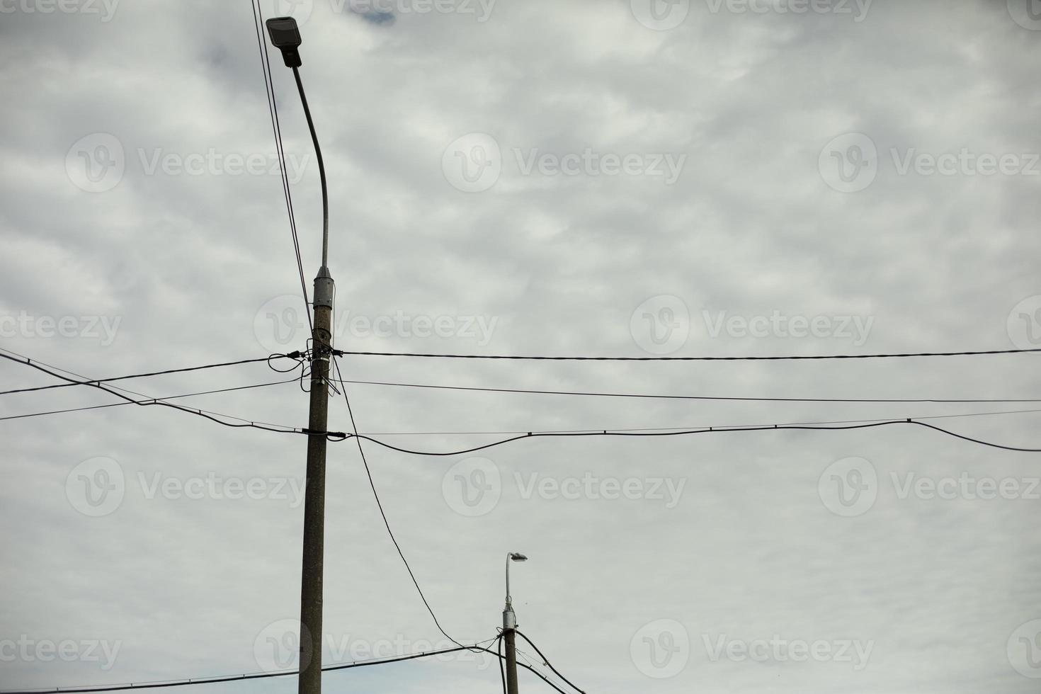 cables eléctricos y poste. Luz de la ciudad. infraestructura eléctrica en la ciudad. foto