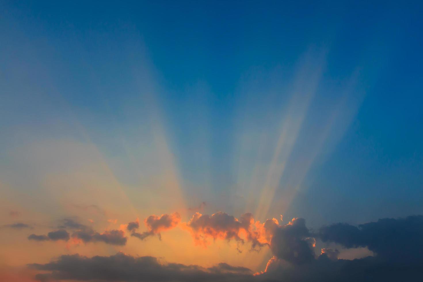 cielo con nubes en la noche foto