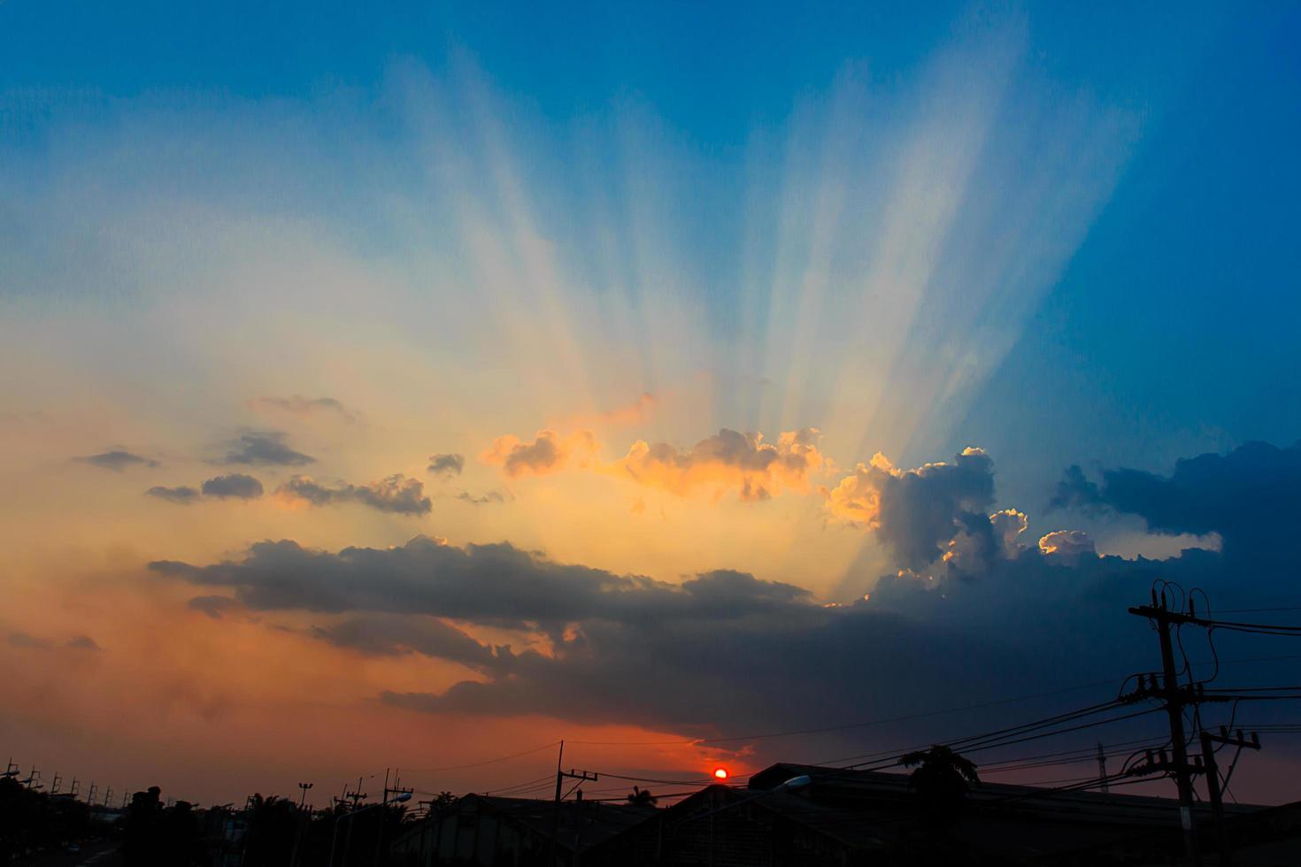 puesta de sol en la ciudad foto