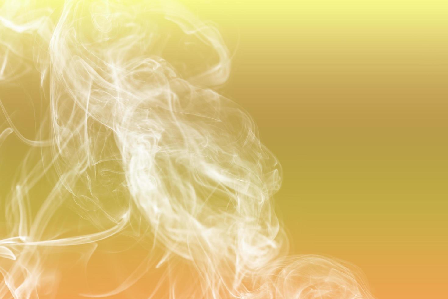 humo de colores aislado sobre fondo blanco foto