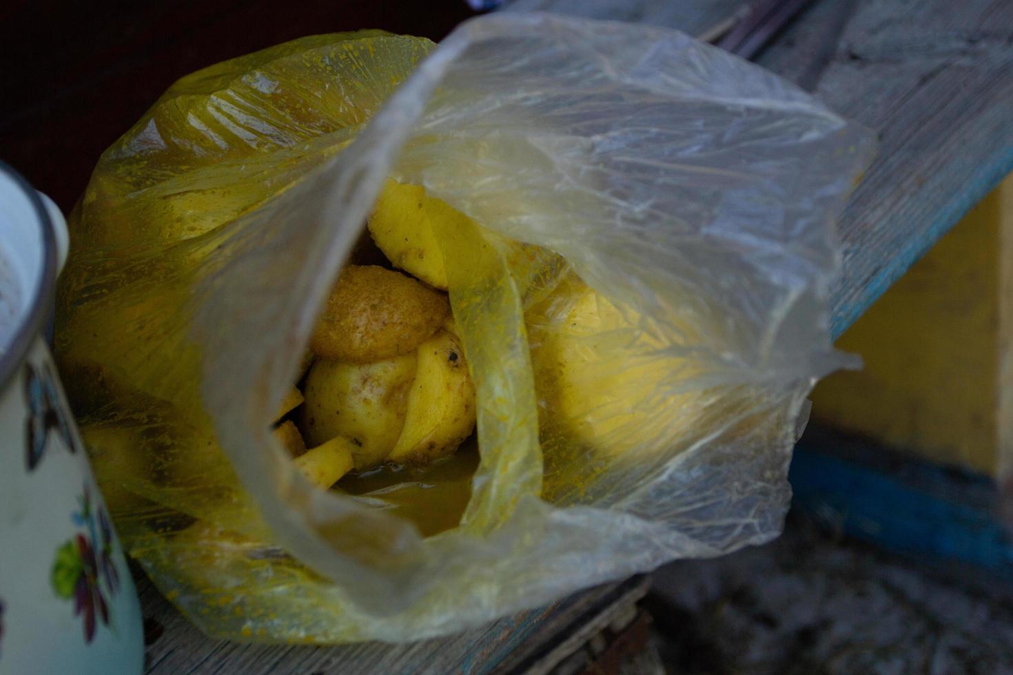 una bolsa de plástico con papas rebanadas espolvoreadas. foto