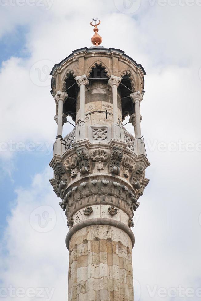 minarete de la mezquita aziziye en konya, turkiye foto