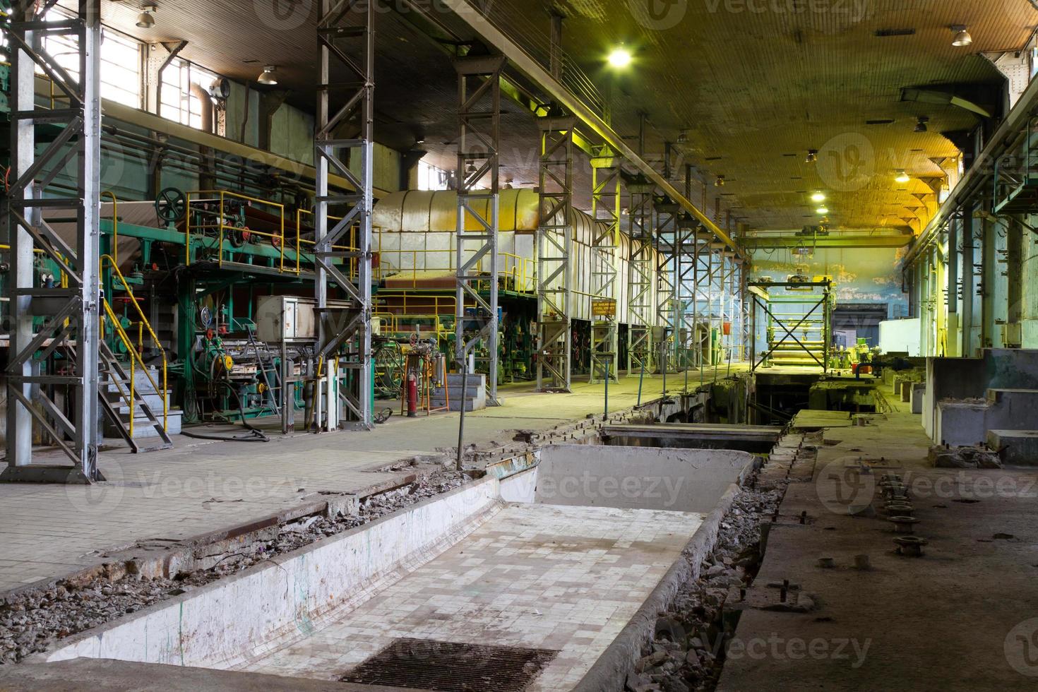 dentro de una antigua fábrica abandonada foto