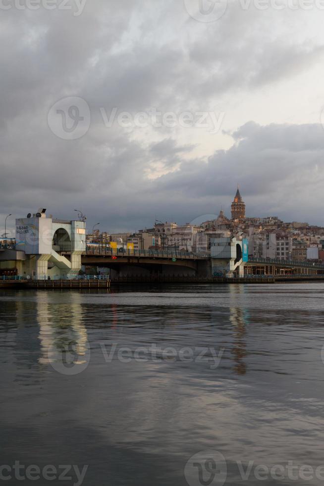 torre de galata y puente de galata foto