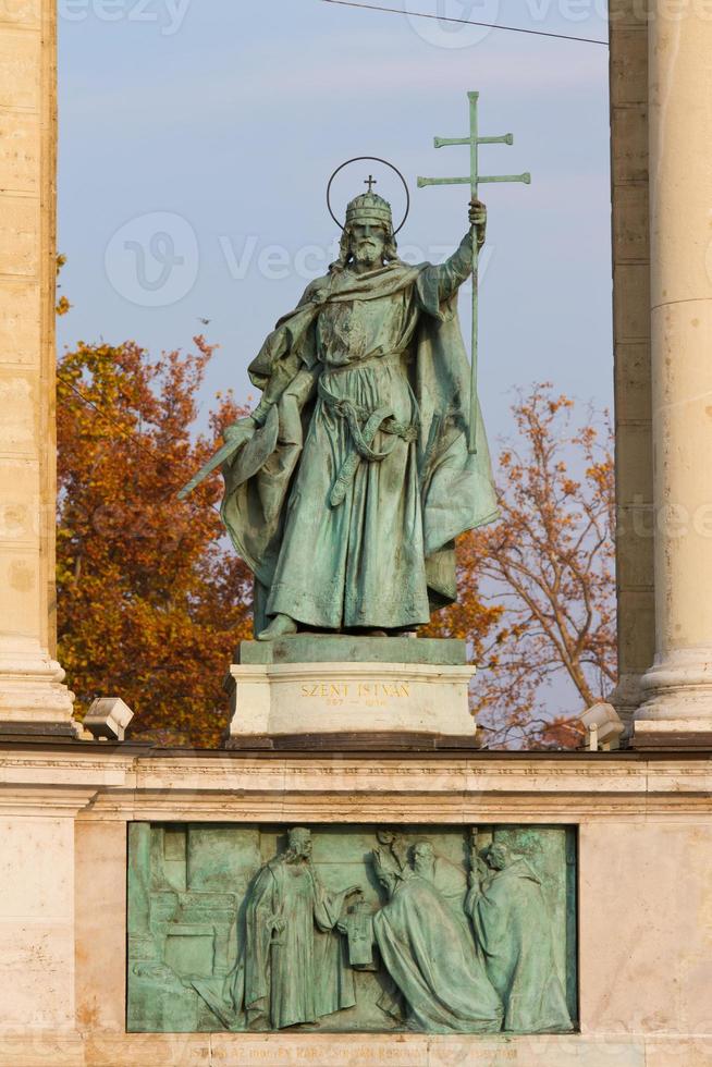 szent istvan escultura de la plaza de los héroes, budapest, hungría foto