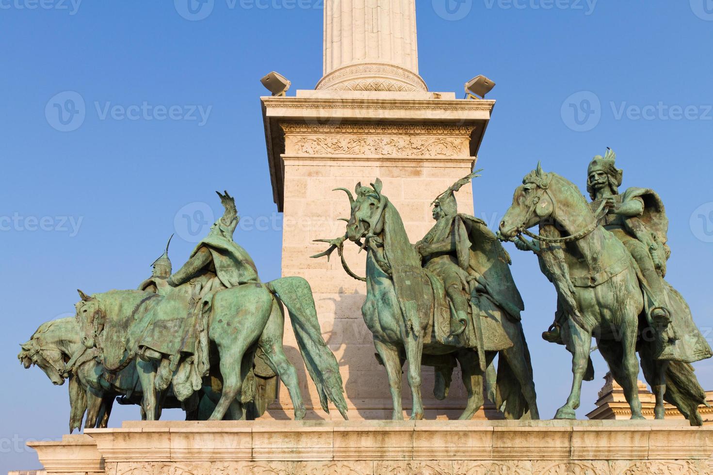 estatuas de caciques húngaros de la plaza de los héroes, budapest, hungría foto