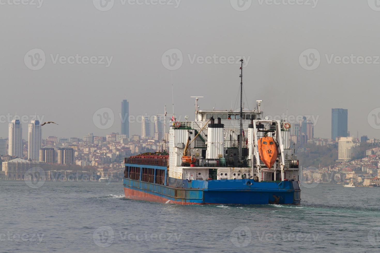 buque cisterna en estambul foto