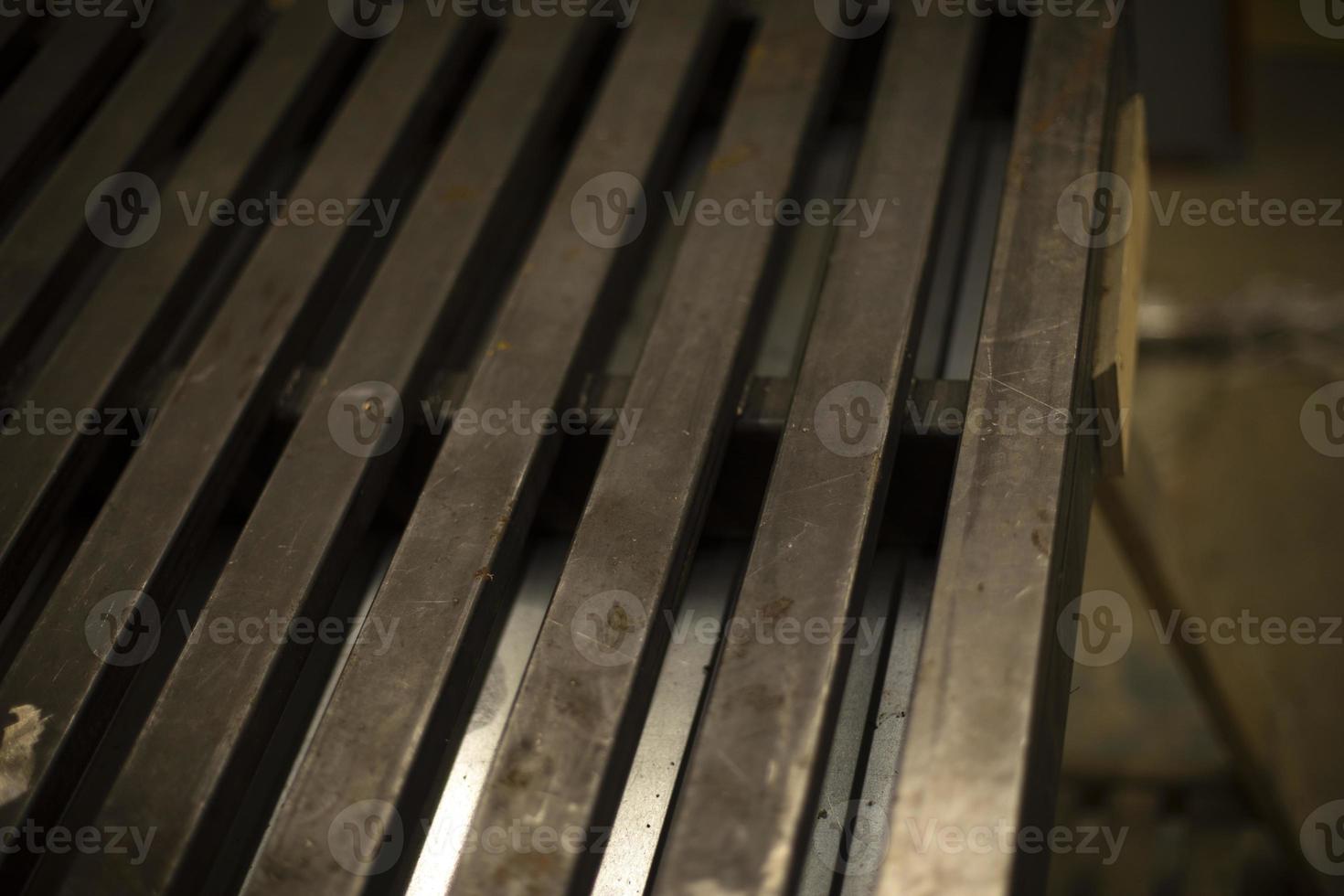 el perfil de acero se encuentra en fila. producción de metales artículo en el garaje. foto