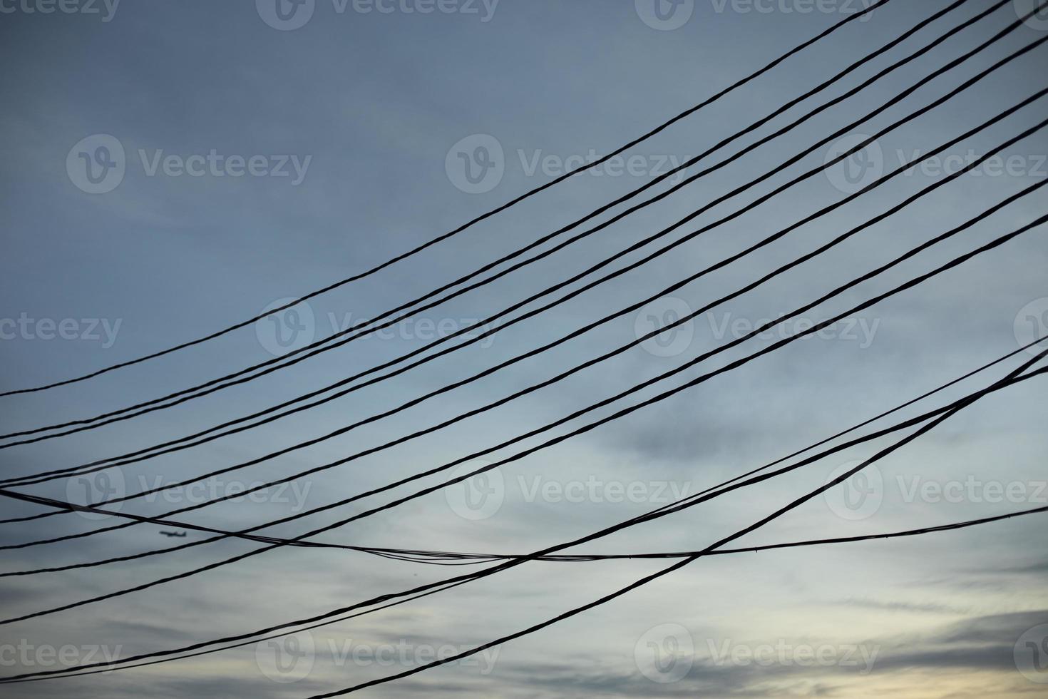 cables eléctricos en poste. muchos cables contra el cielo. foto