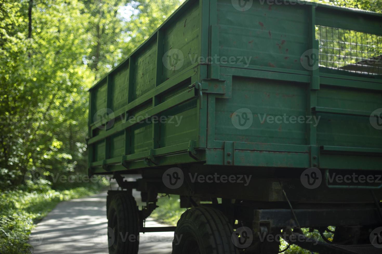 remolque de tractor verde. carro sobre ruedas. lado del remolque. cuerpo de transporte. foto